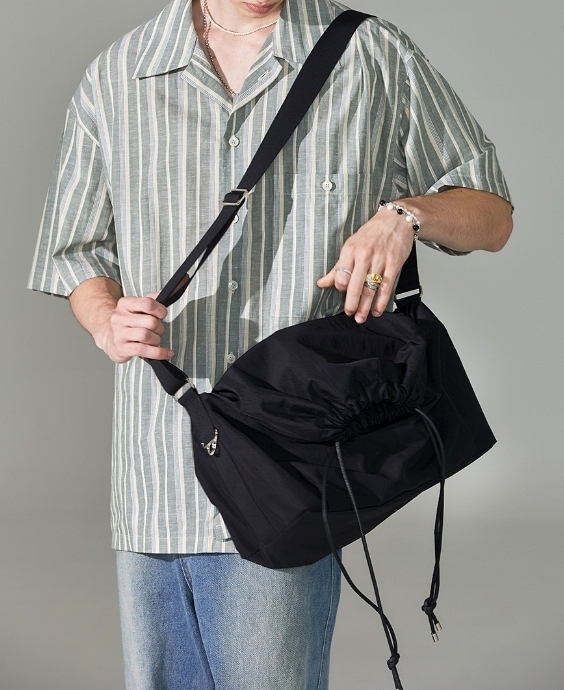 ミムザワードローブEASY DRAWSTRING MESSENGER BAG