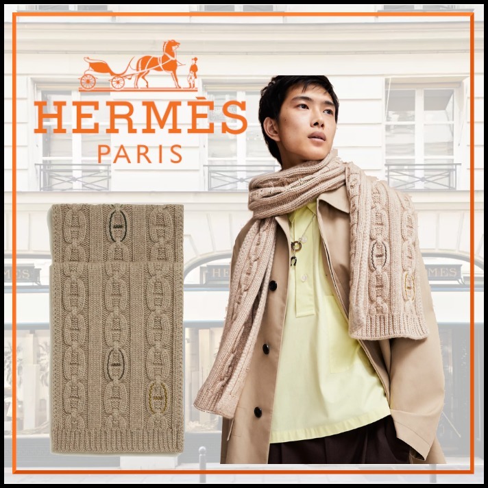 レザーディテールの刺繍がアクセントHermesトリマイヨンマフラー