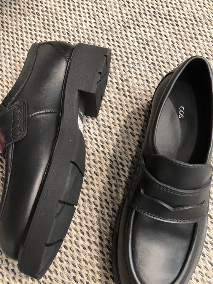 “COS” チャンキーソール レザーペニーローファー Black