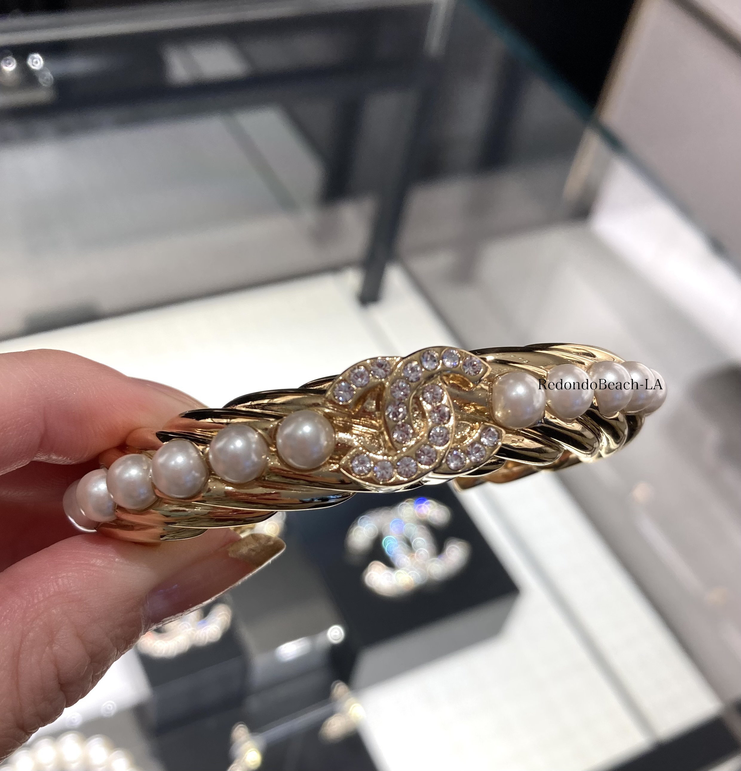【特別な日に輝きをプラス】CHANEL★カフ★上品パール付き 22AW☆すぐ届く！【CHANEL シャネル】 ブラウス コットン 関税込