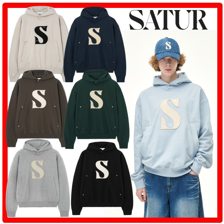 人気★【SATUR】★SATUR Rivet Applique Pocket Logo Hoodi.e