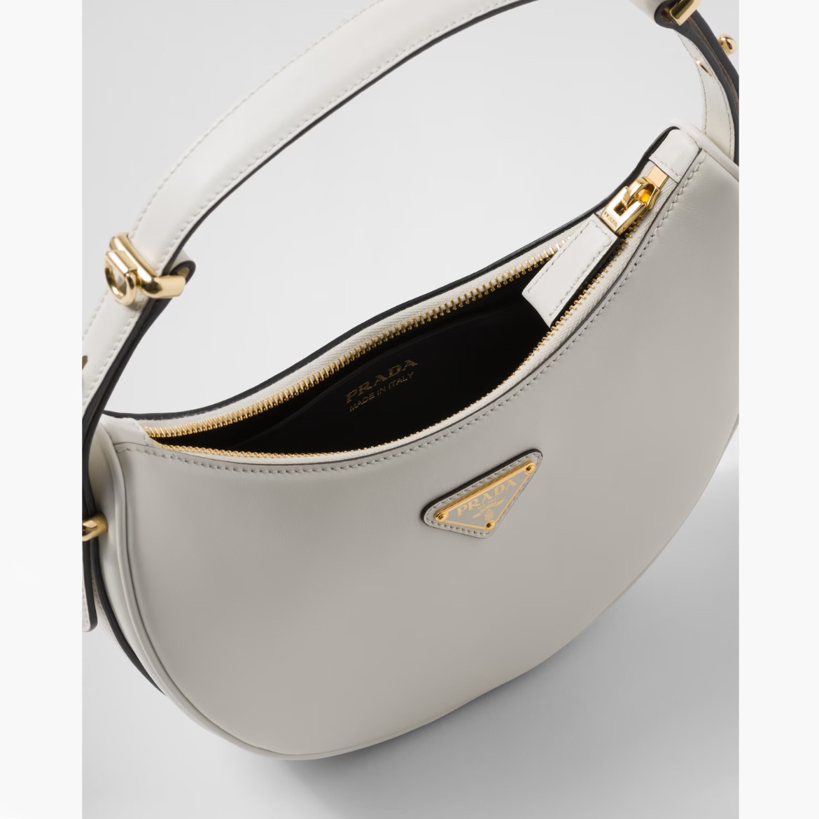 【大注目】PRADA◆アルケ レザーハンドバッグ ストラップ付 ロゴ 雑誌掲載】PRADA◇アーケ レザーハンドバッグ ストラップ付き