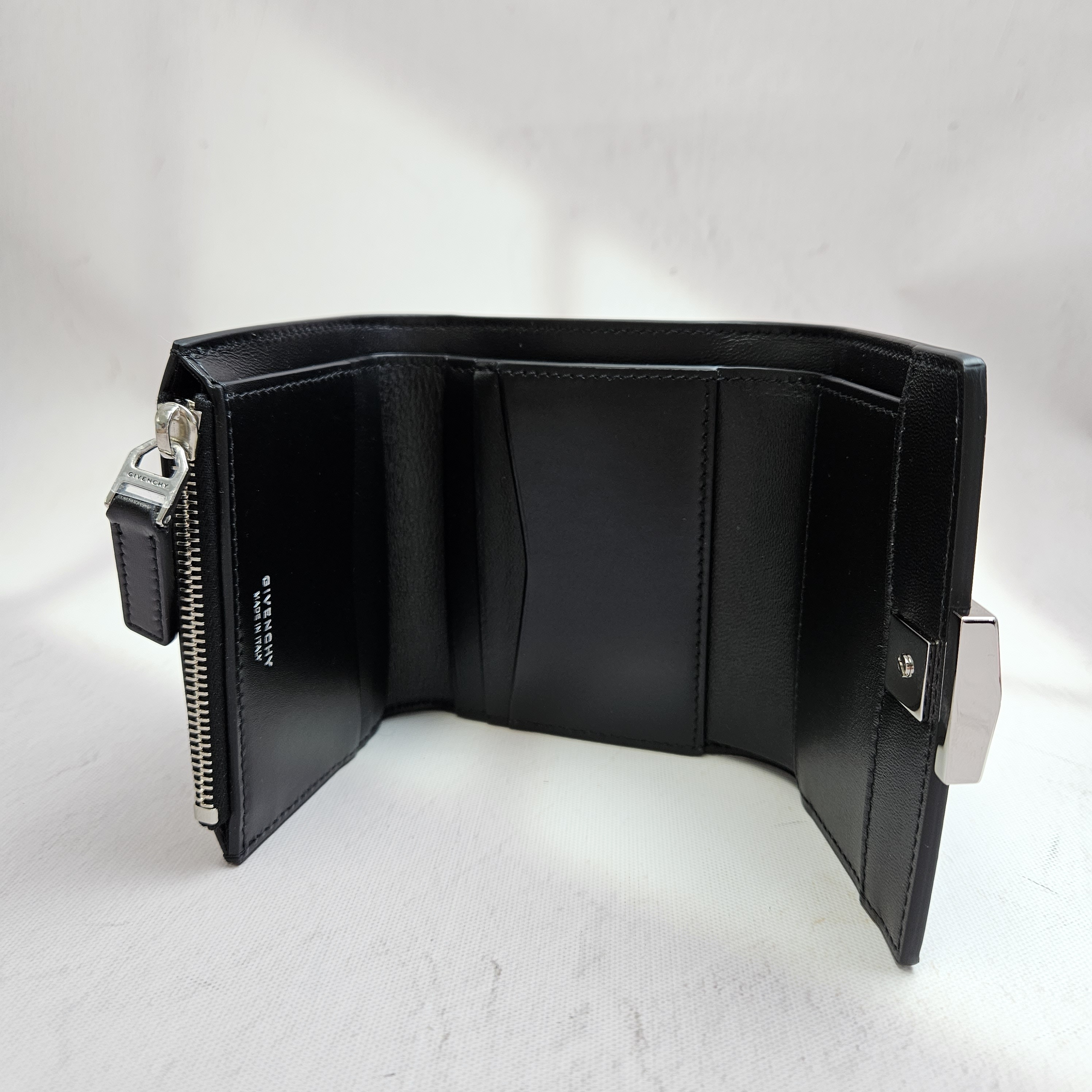 国内即発 GIVENCHY 4G レザーボックス 三つ折りウォレット ☆人気☆【GIVENCHY】☆4G レザーボックス 三つ折りウォレット