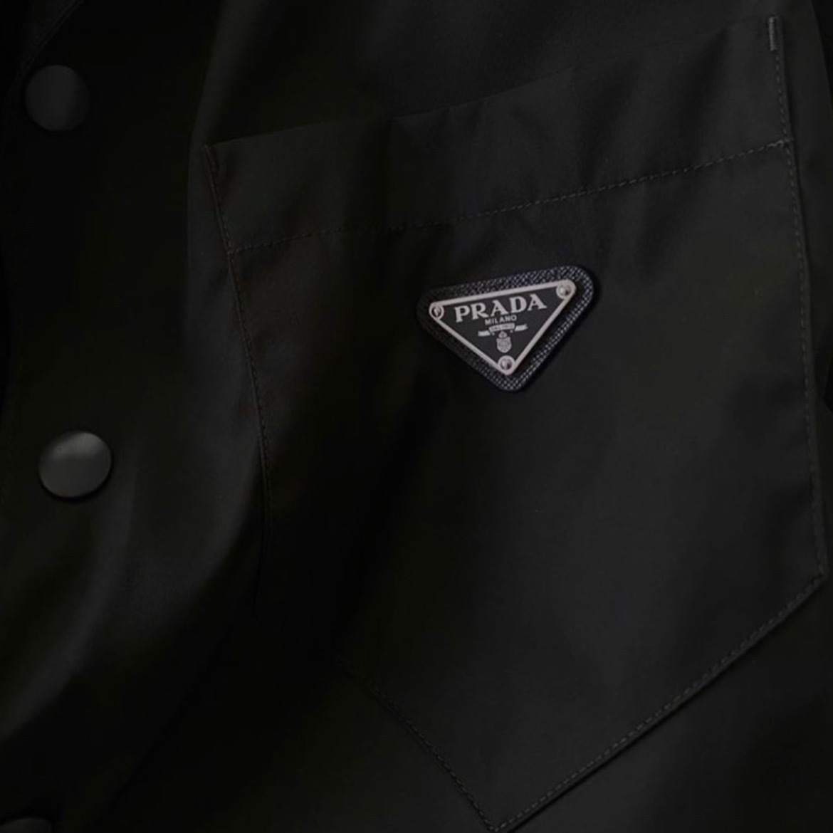【UOMO掲載】PRADA◆Re-Nylon オーバーサイズ シャツ ロゴ付き UOMO掲載】PRADA◇Re-Nylon オーバーサイズ シャツ ロゴ付き