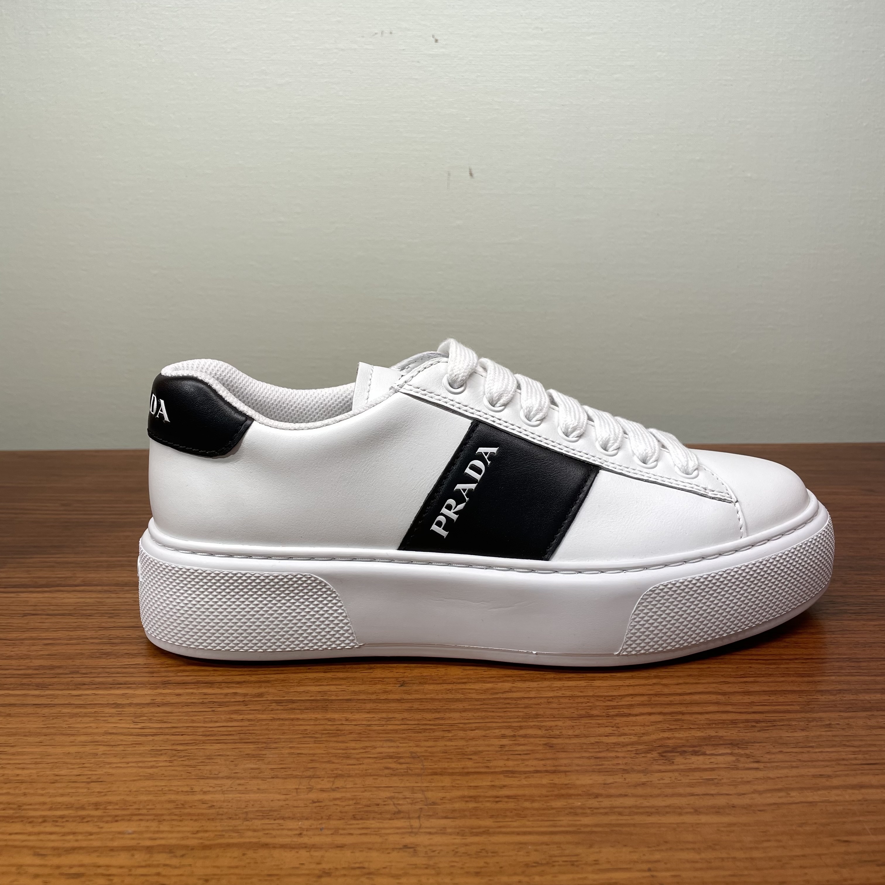 大人気☆PRADA☆スニーカー☆2EG357