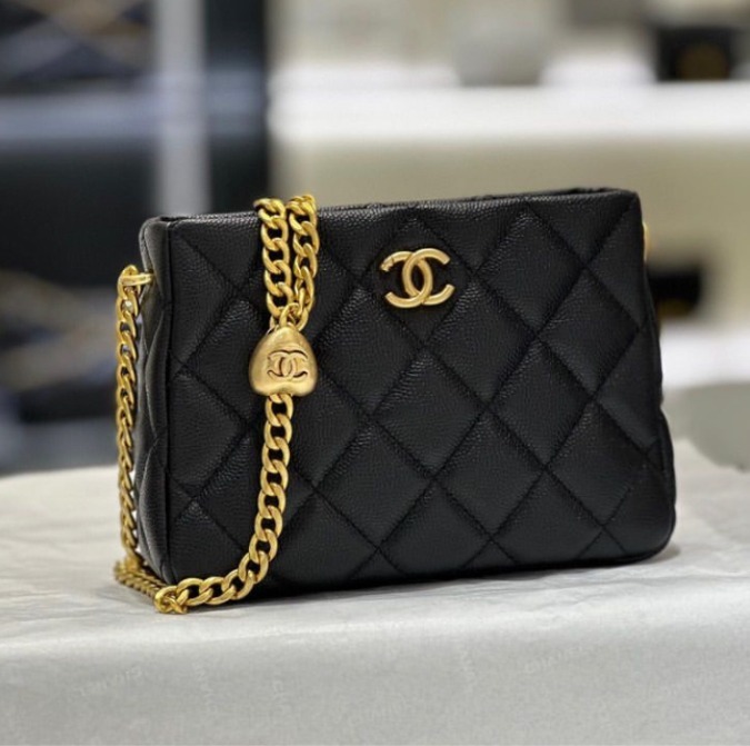 欲しくなるゴージャスさ】CHANEL ショルダーバッグ-