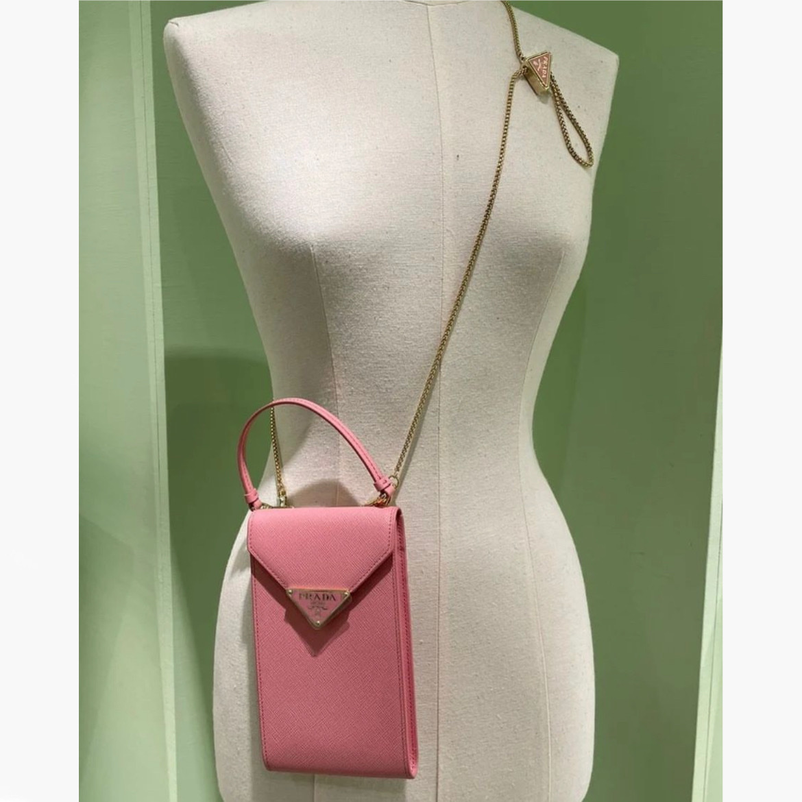 【大注目】PRADA◆レザー スマホバッグ ショルダーストラップ付 話題】PRADA◇レザー スマホバッグ ショルダーストラップ ロゴ