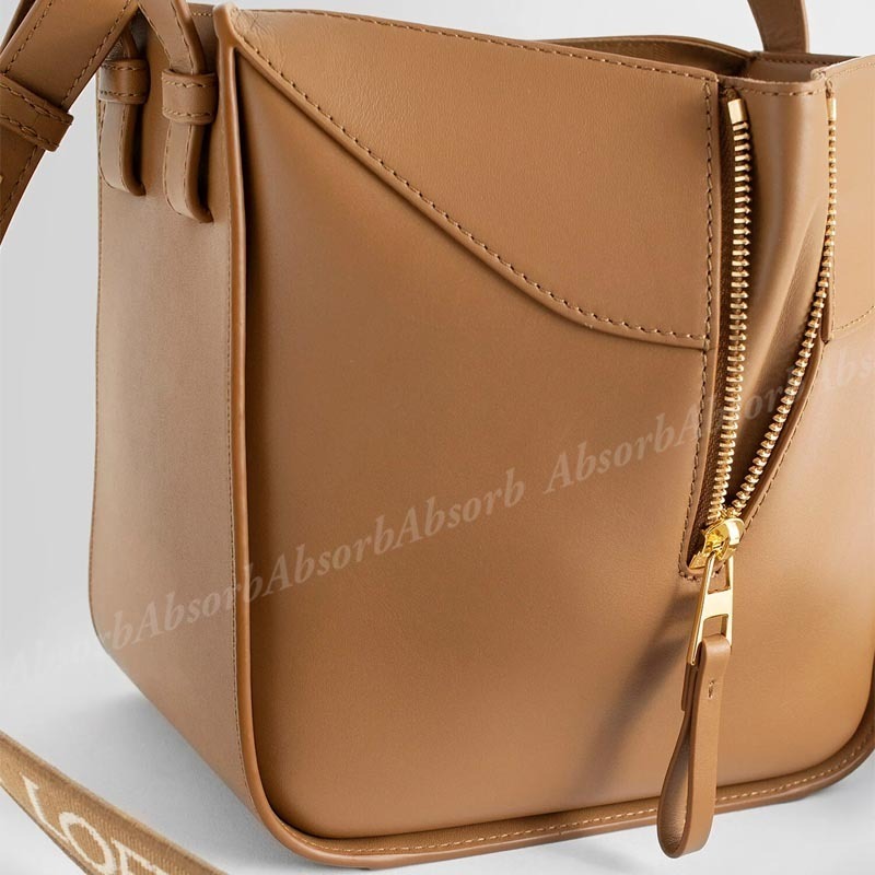 【23AW NEW】LOEWE_woman / ハンモック コンパクト バッグ / Oak 23AW NEW】LOEWE_woman / ハンモック コンパクト バッグ / Oak