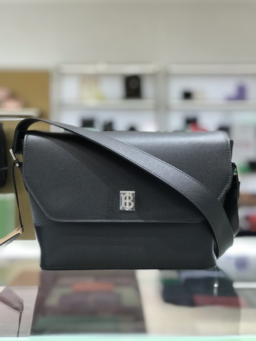 ◆Burberry◆ ライト メッセンジャーバッグ 8062904