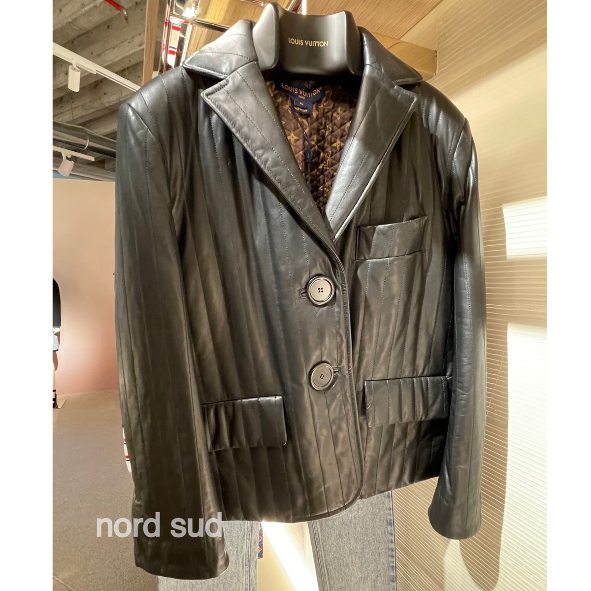 Louis Vuitton【Blazer boxy in pelle con motivo gessato】新作
