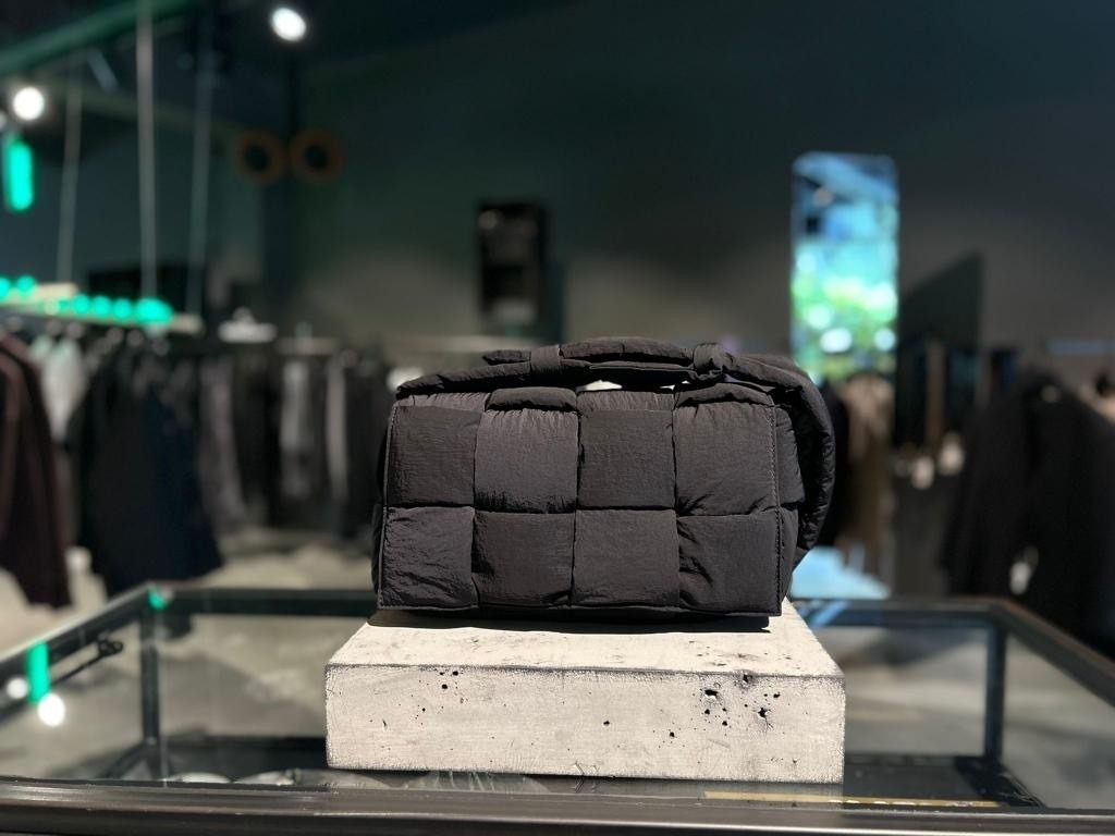 BOTTEGA VENETAカセットミディアムクロスボディバッグ