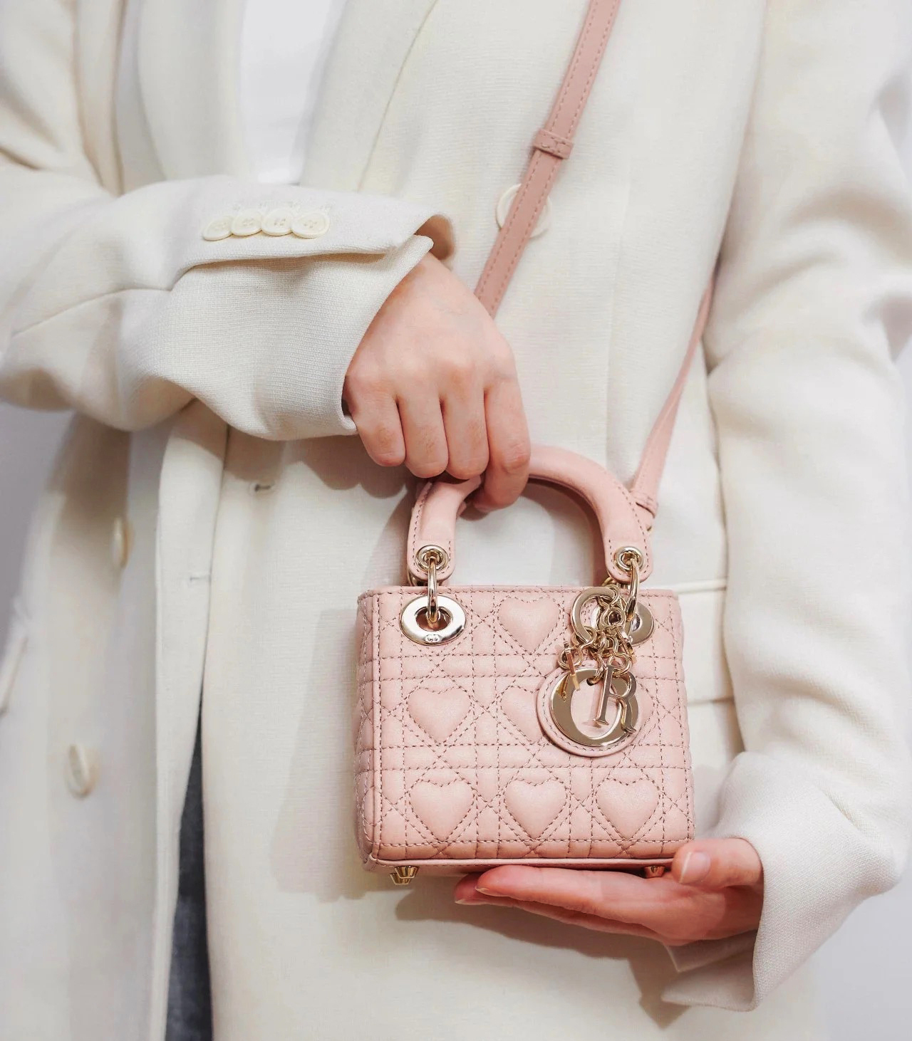 【Dior】LADY DIOR マイクロバッグ カナージュ ラムスキン (Dior