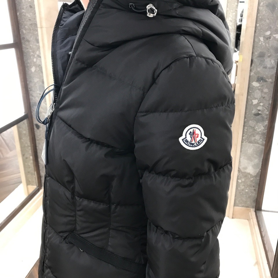 パリ直営店買付【MONCLER】Avoce 美しいシルエット パリ直営店買付【MONCLER】Avoce 美しいシルエット