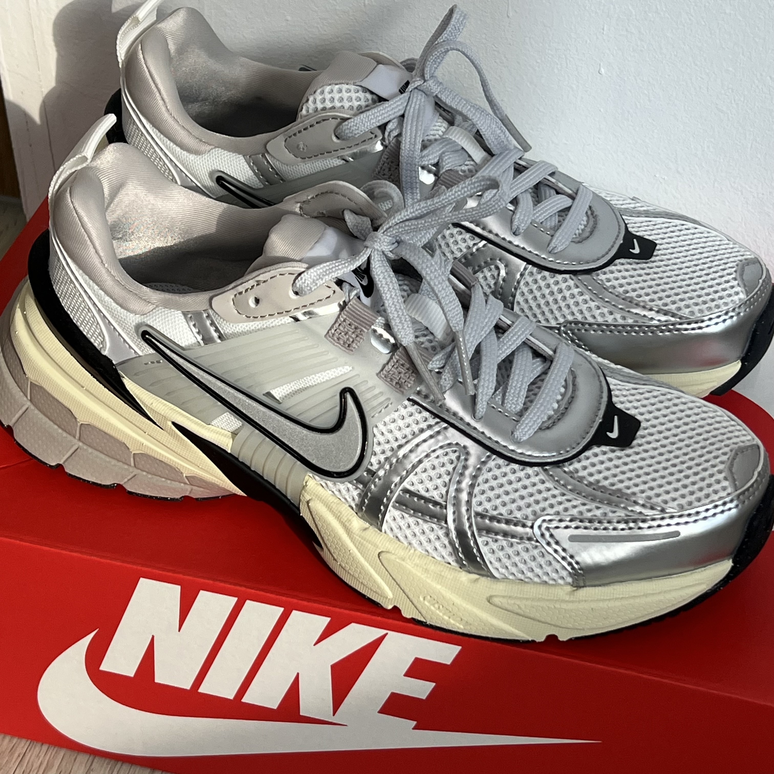 NIKE【送料込】V2K Run - Summit White/Silver (Nike/スニーカー
