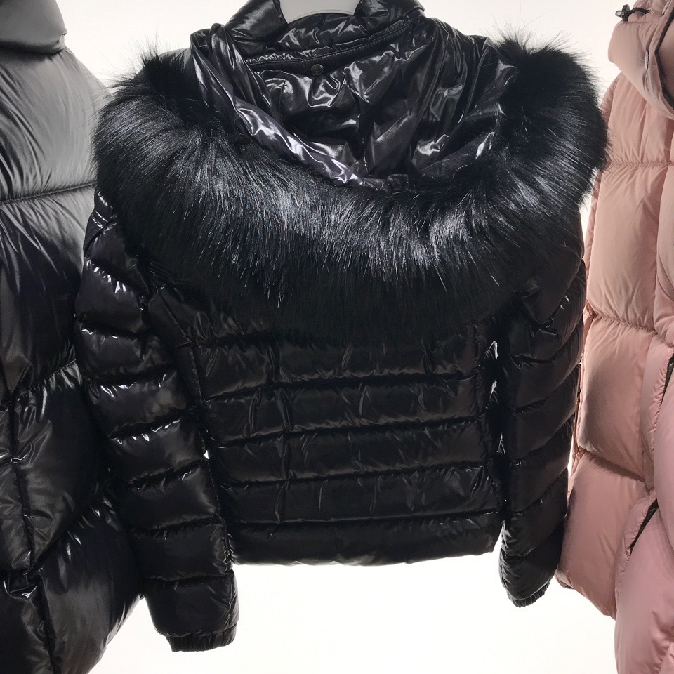 パリ直営店買付【MONCLER】Badyfフードファー付きショートダウン