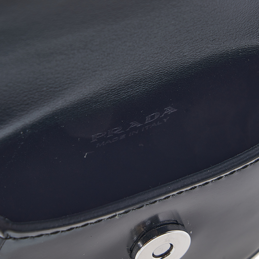 《PRADA》 1ZD018 ZO6 F0002 ブラシド エアポッド ケース