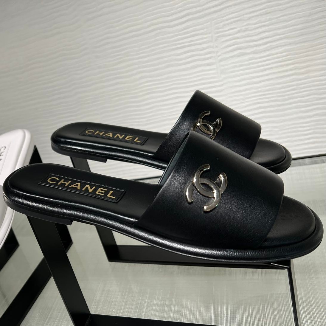 【CHANEL】シンプルロゴが◎CHANEL フラットサンダル ブラック