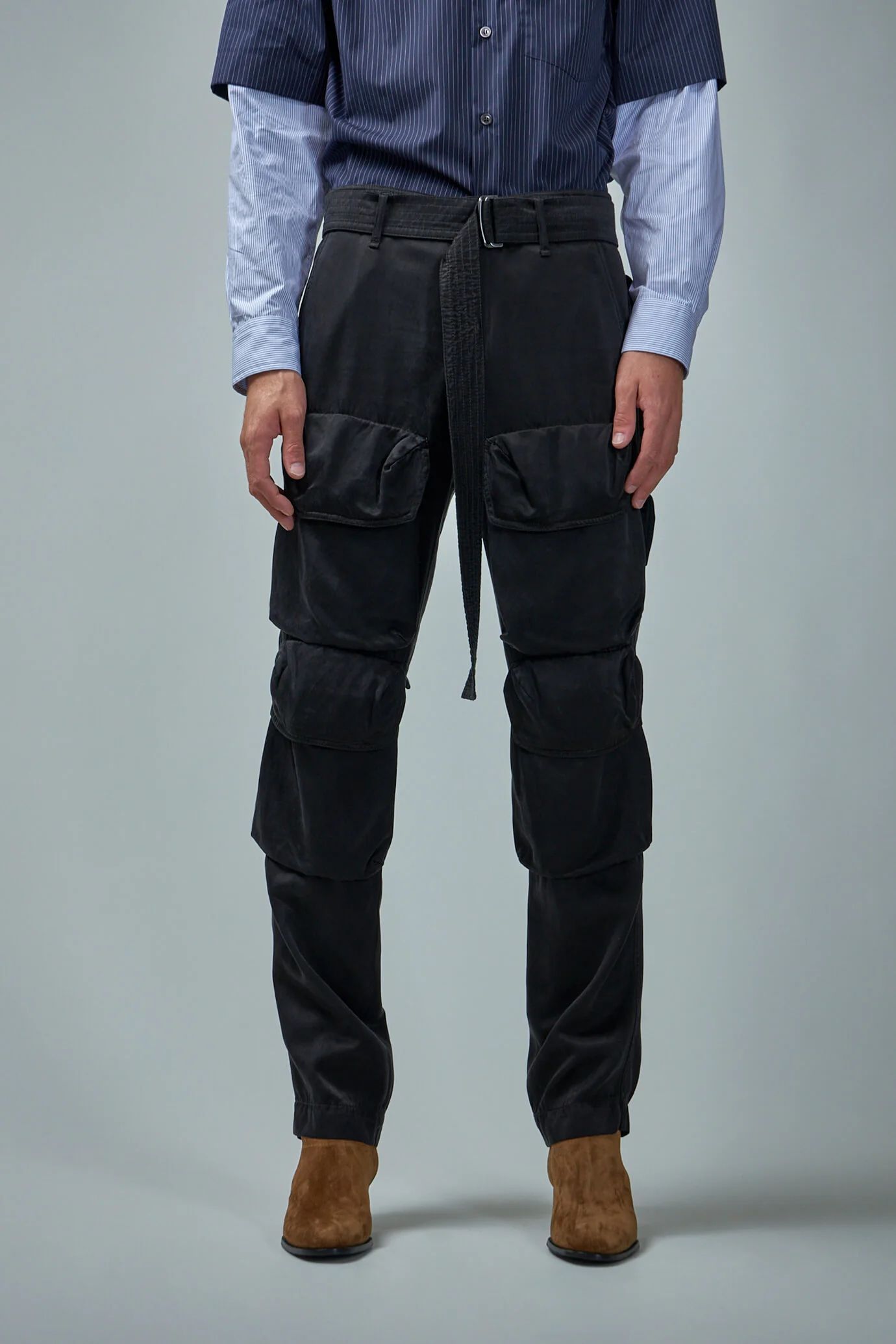 【関税込み】Dries Van Noten ブラウン クレープ カーゴパンツ Dries Van Notenのベージュ ドローストリング カーゴパンツが