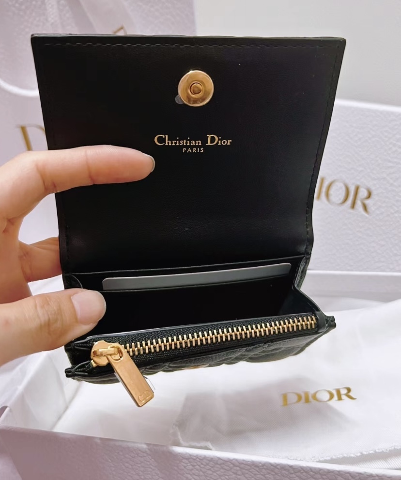 国内発☆関税負担なし〈収納抜群&可愛い♪〉DIOR ウォレット 国内発☆関税負担なし〈収納抜群&可愛い♪〉DIOR ウォレット