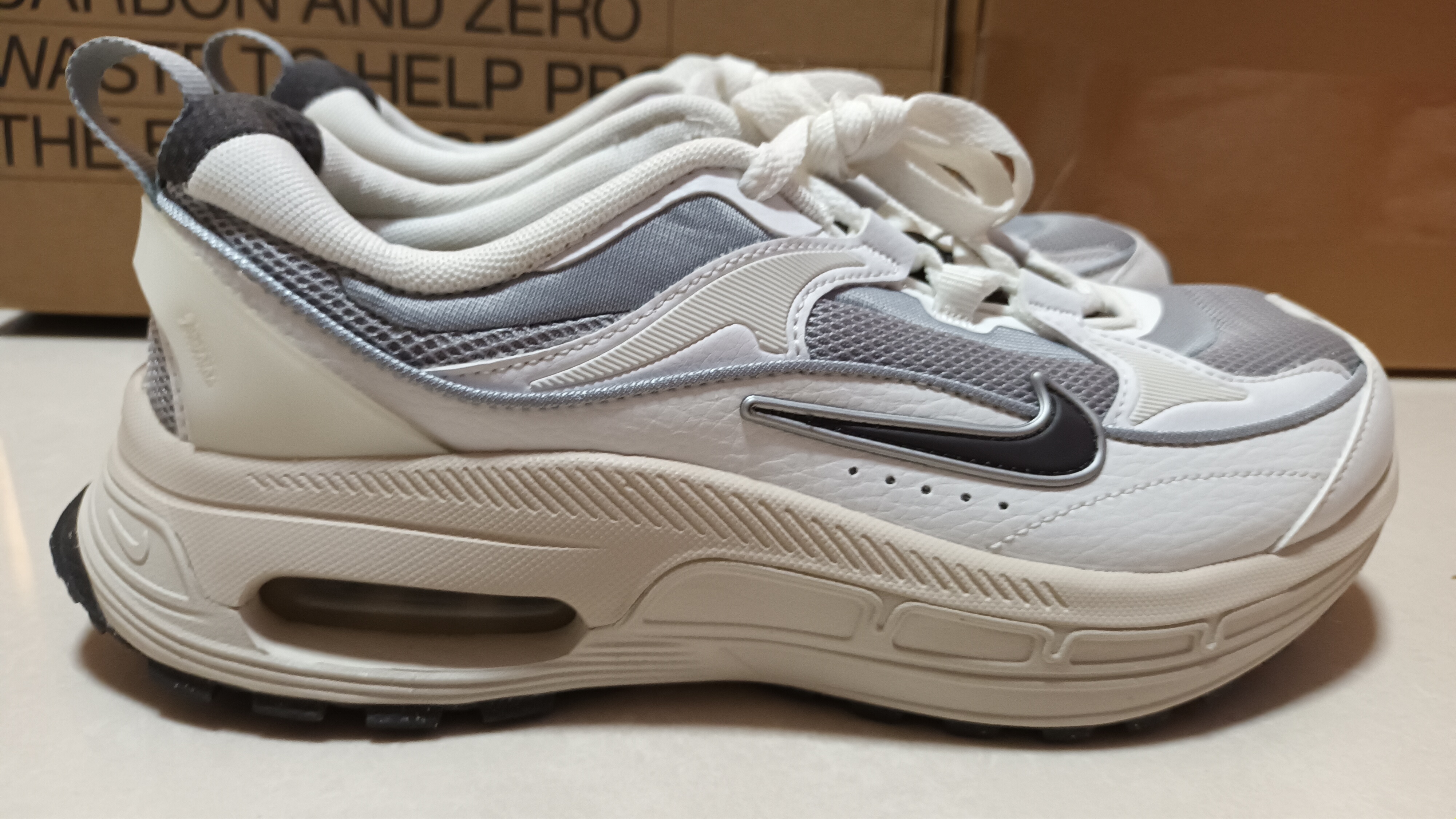 ★NIKE★大人気★W AIR MAX BLISS エアマックスブリス★追跡可 NIKE（ナイキ）の「NIKE W AIR MAX BLISS / ナイキ ウィメンズ