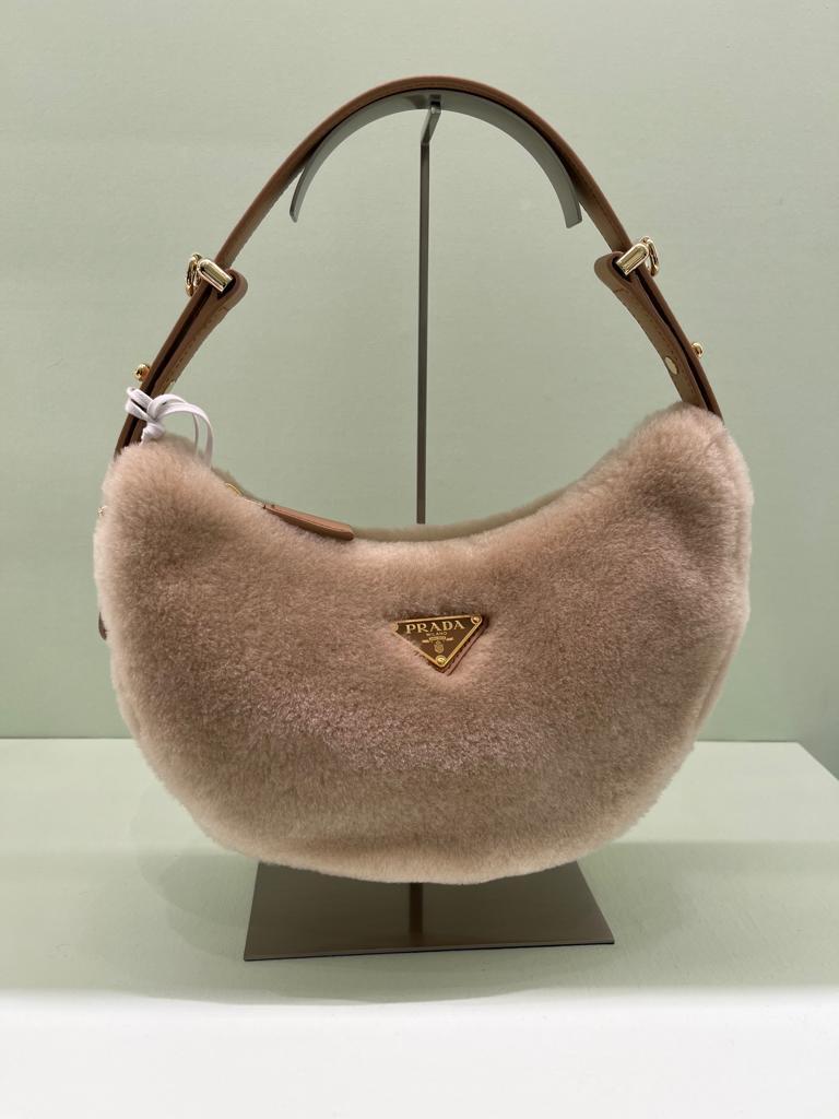 もこもこ PRADA◆アーケ シアリング×レザー ショルダーバッグ