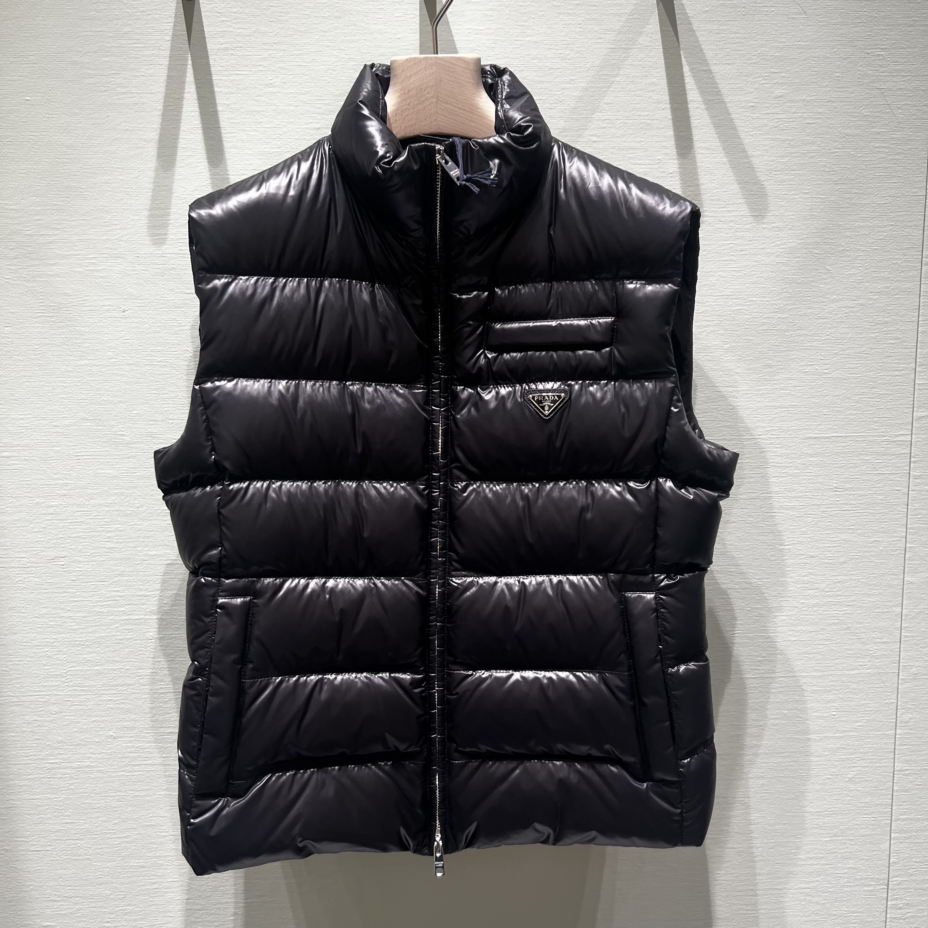 【PRADA/直営】23冬 ロゴつき あったかダウンベスト