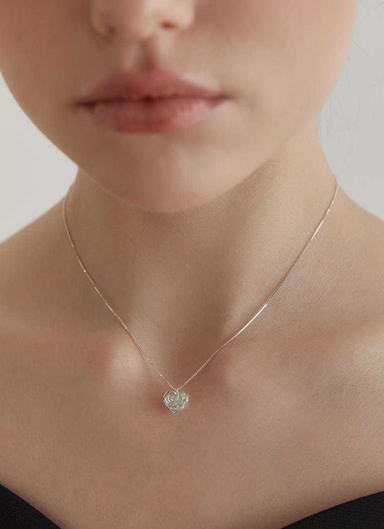【TATIANA】(Silver925)Tiny Rose Flower Heart Necklace 韓国発 TATIANA】(Silver925)Tiny Rose Flower Heart Necklace 韓国発