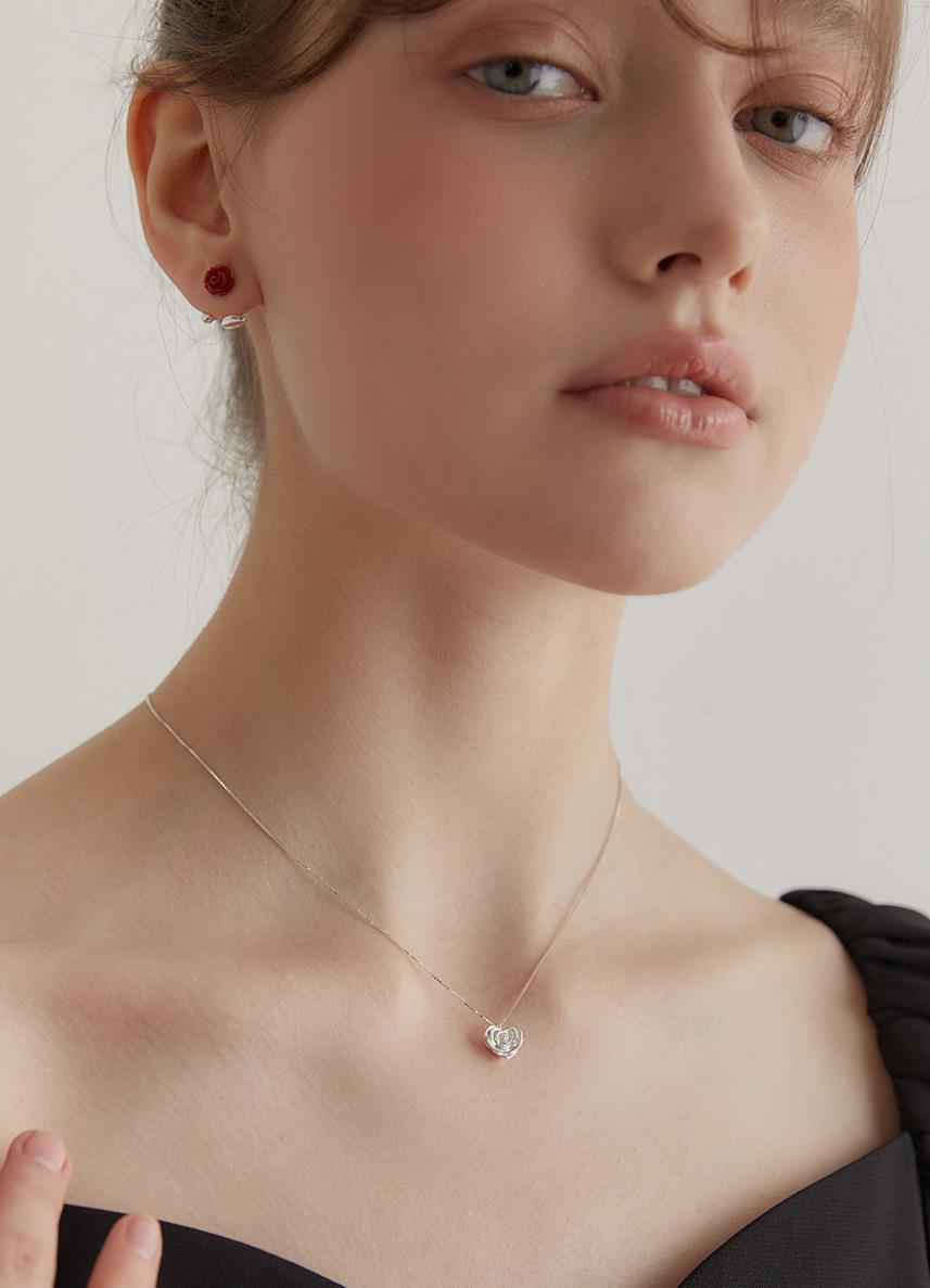 【TATIANA】(Silver925)Tiny Rose Flower Heart Necklace 韓国発 TATIANA】(Silver925)Tiny Rose Flower Heart Necklace 韓国発