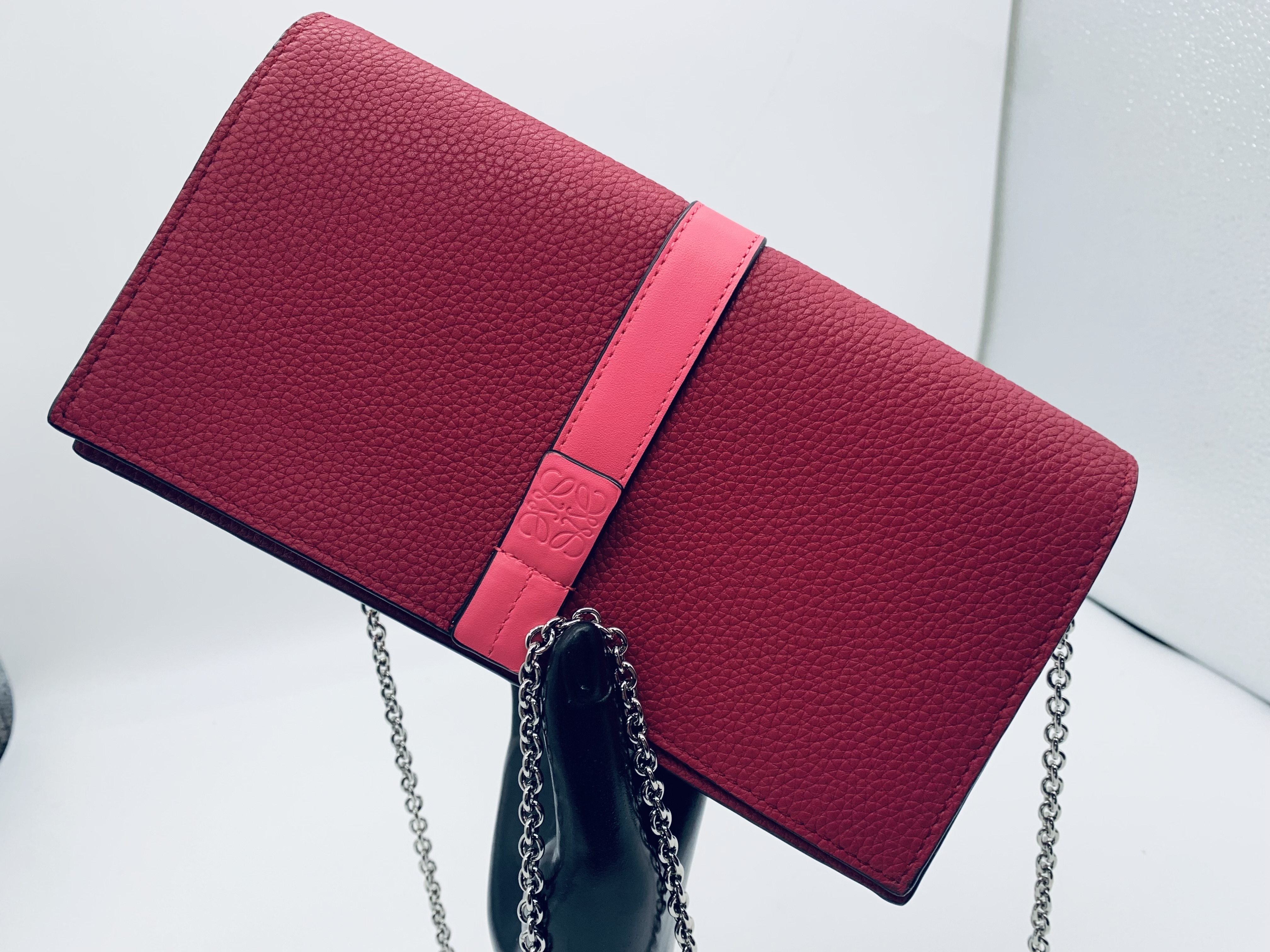 LOEWE 国内発送 関税込 チェーン 長財布 ラズベリー124.12.U51