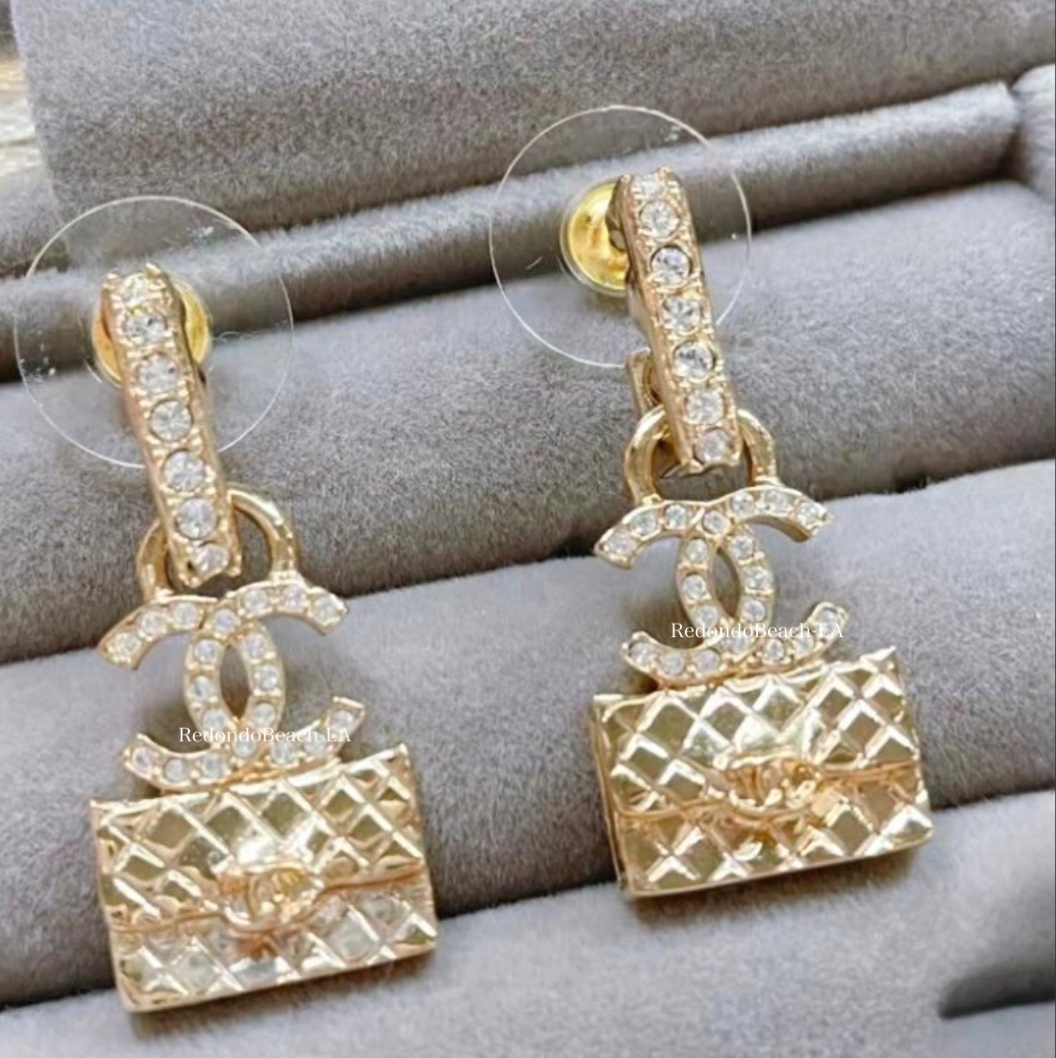 【耳元もかわいく♪】CHANEL ピアス 最強可愛い】CHANEL☆ピアス☆バックモチーフで愛らしい耳元に