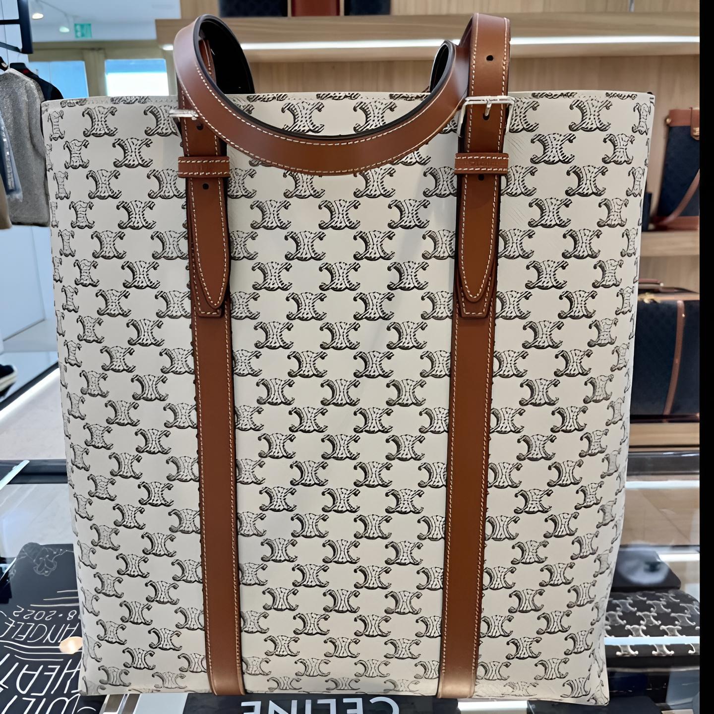 最先端 直営店買付【CELINE】バックル付きカバ トリオンフキャンバス / バッグ