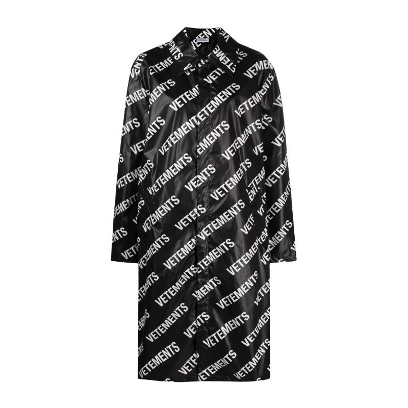 コート VETEMENTS FW23 MONOGRAM RAINCOAT (UE54CO120B BLACK WHITE)