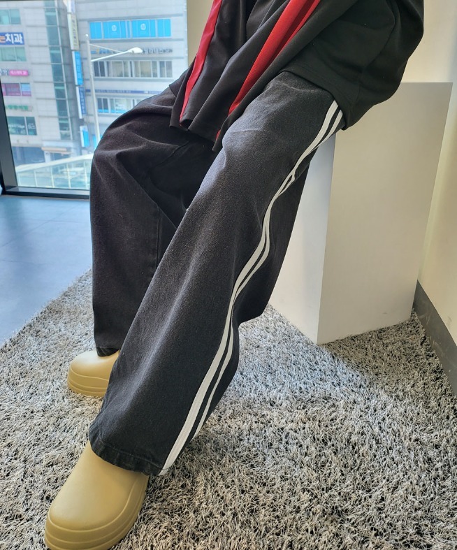 デニム・ジーパン IONSEOUL Track line black wide denim pants