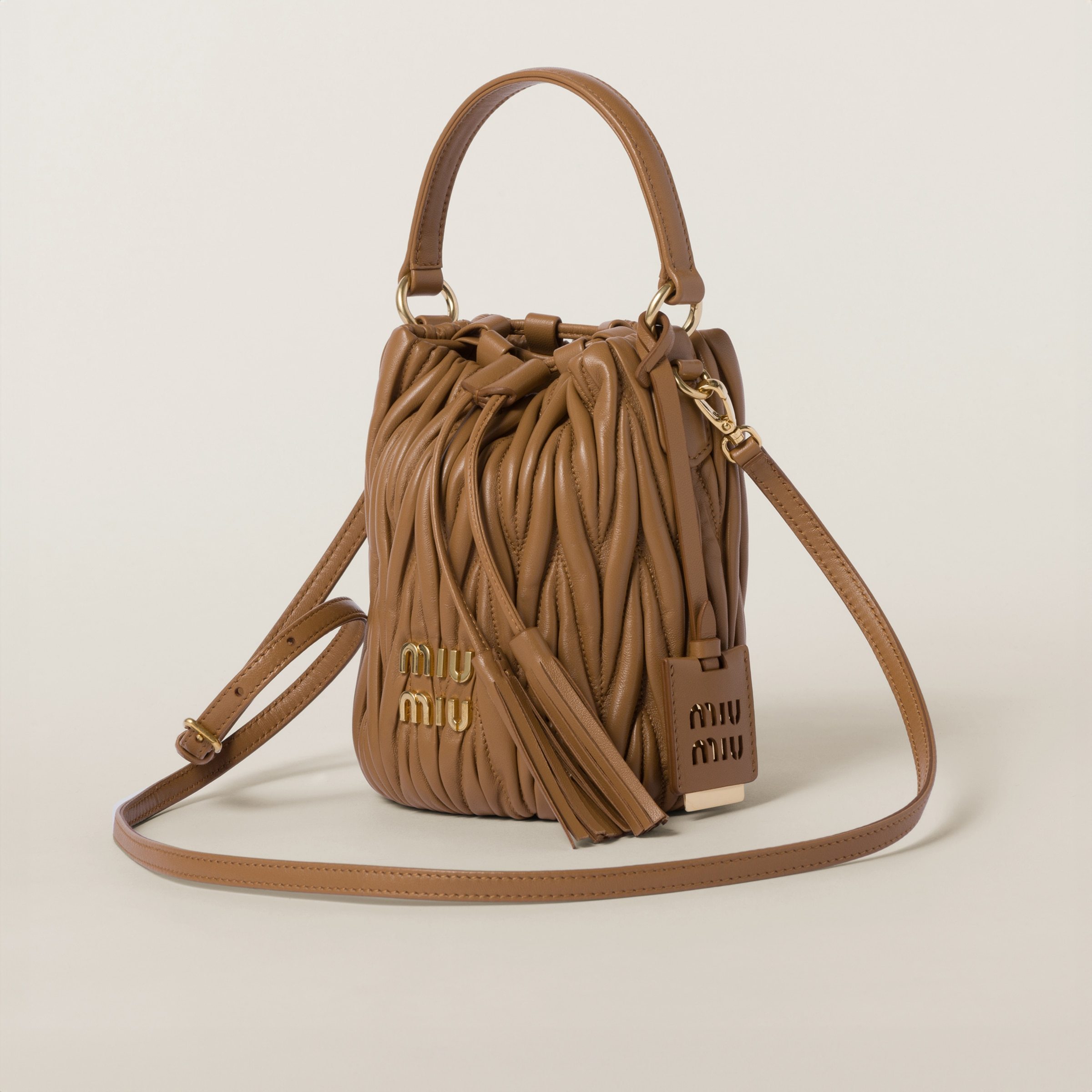 国内直営 **MiuMiu** マテラッセレザー バケットバッグ (MiuMiu
