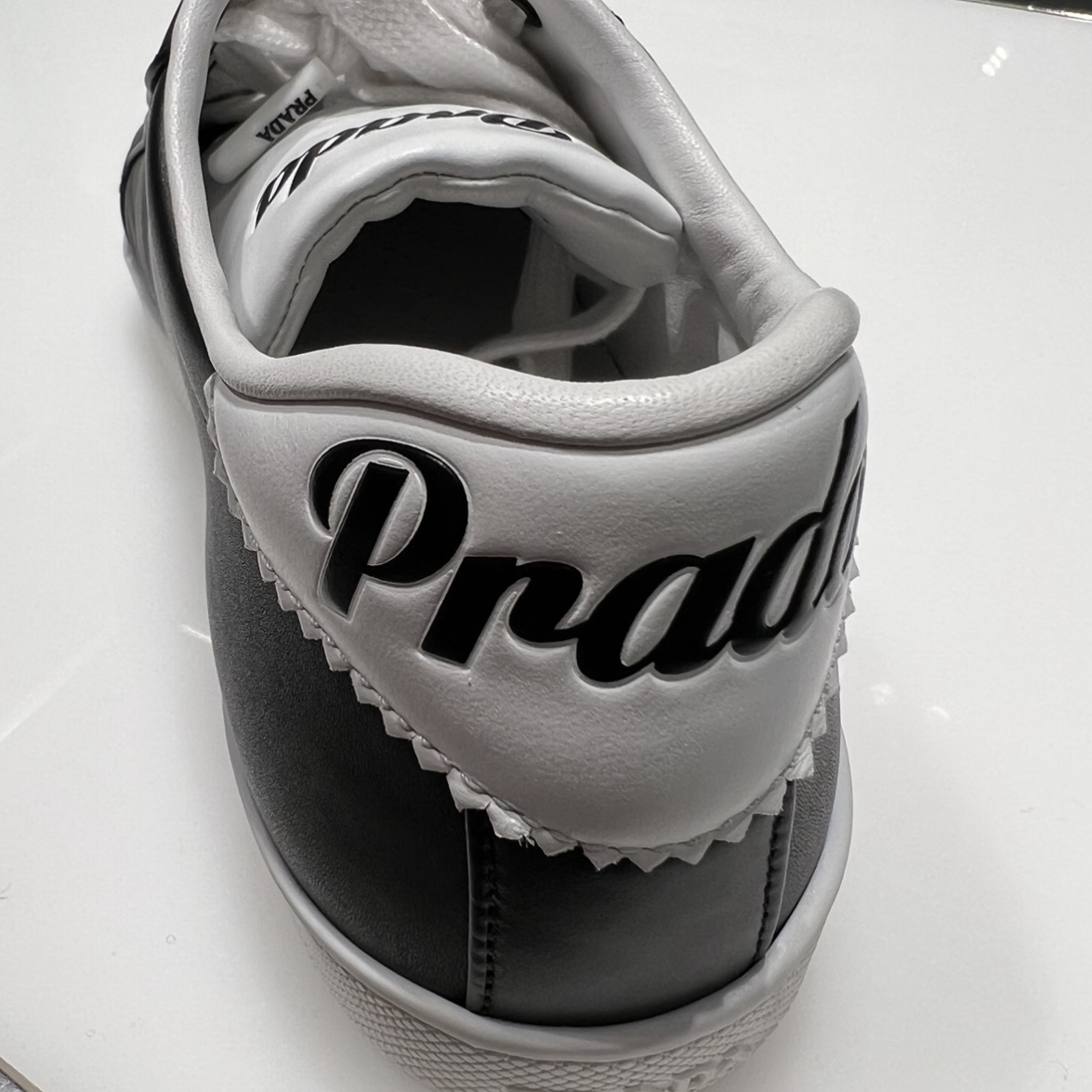 アウトレット＊PRADAの1E565L人気定番 レースupシューズ3色入荷 アウトレット＊PRADAの1E565L人気定番 レースupシューズ3色入荷