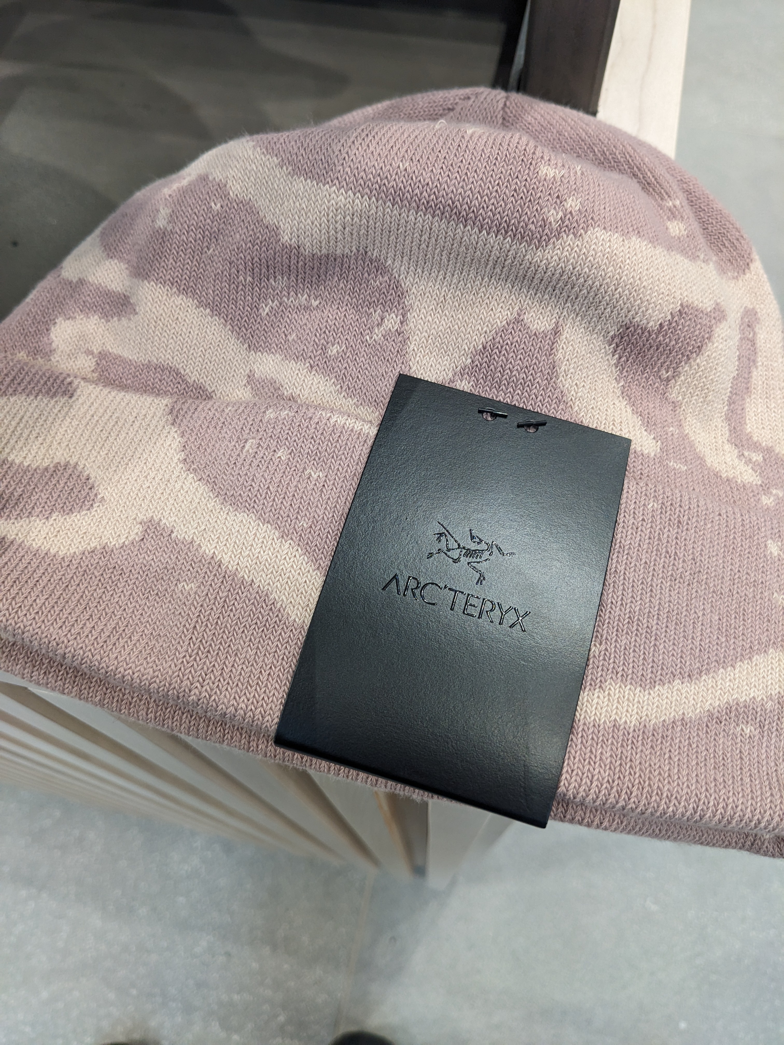 カラフルロゴ【ARC'TERYX】GROTTO TOQUE 大人気ニット帽 カラフルロゴ【ARC'TERYX】GROTTO TOQUE 大人気ニット帽