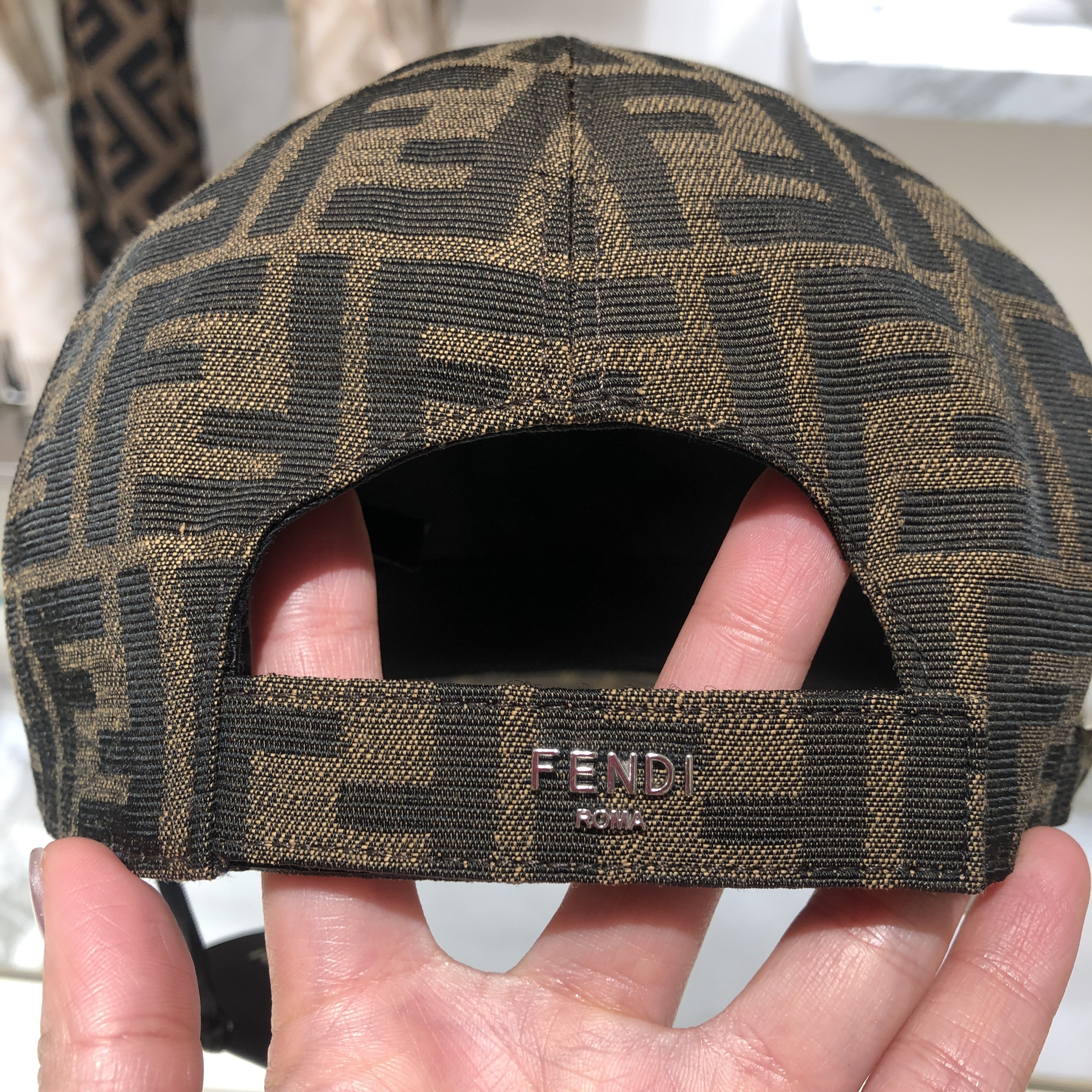 6万取引突破★UPS速達便【FENDI】コットン ベースボールキャップ 6万取引突破☆UPS速達便利用！【FENDI】ベースボールキャップ
