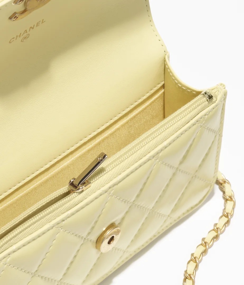 《24C》新作♪【CHANEL】シャネル チェーンフラップフォンケース