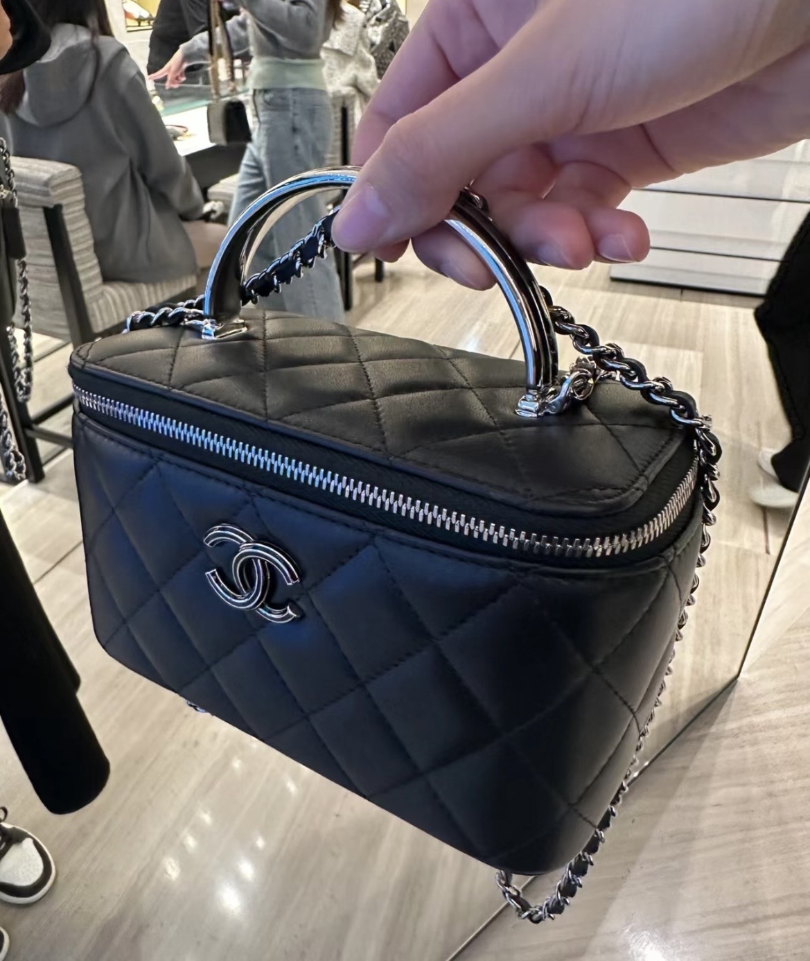 《２色》限定ロゴがかわいい♡【CHANEL】チェーン クラッチ