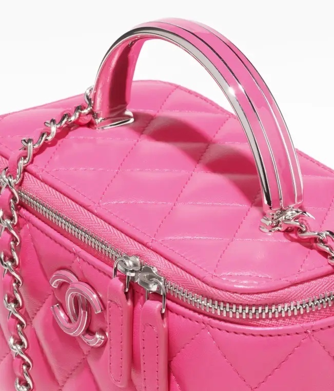 《２色》限定ロゴがかわいい♡【CHANEL】チェーン クラッチ