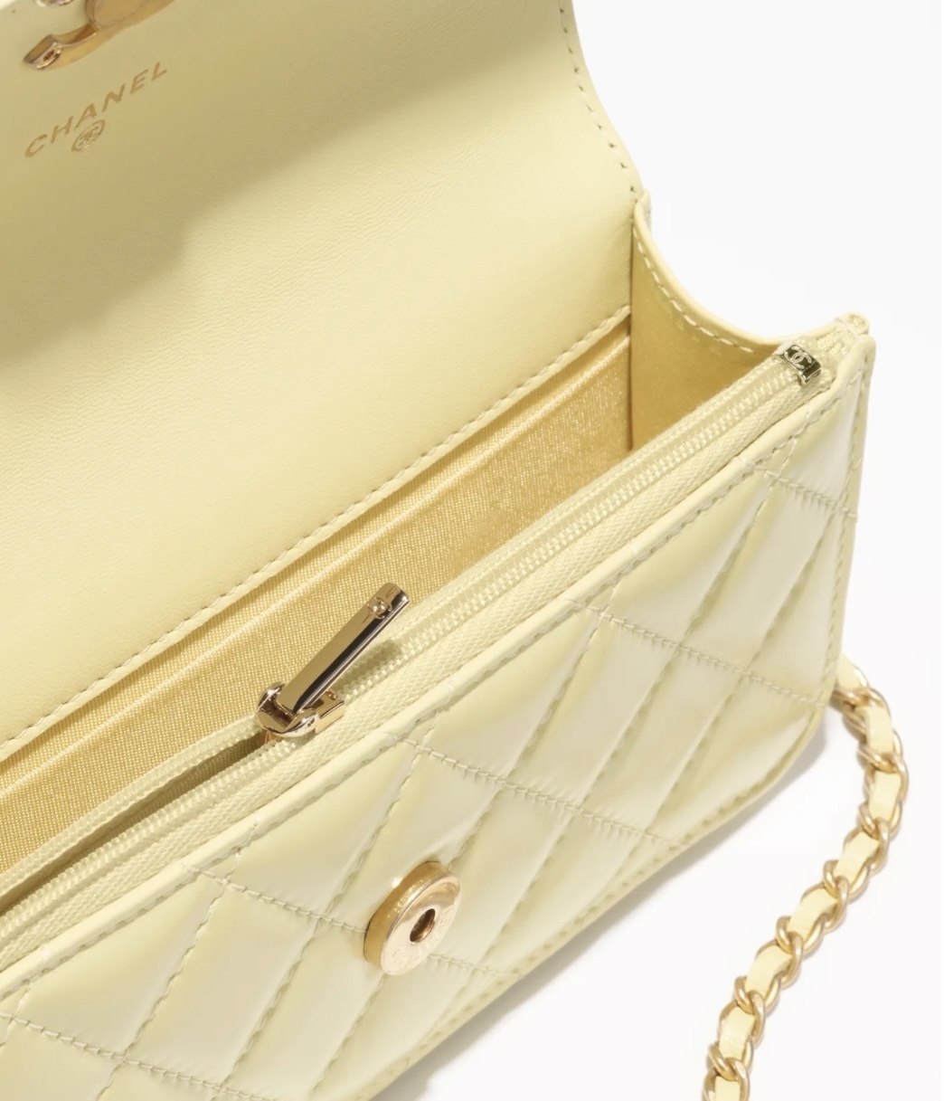 《24C》新作【CHANEL】シャネル チェーンフラップフォンケース
