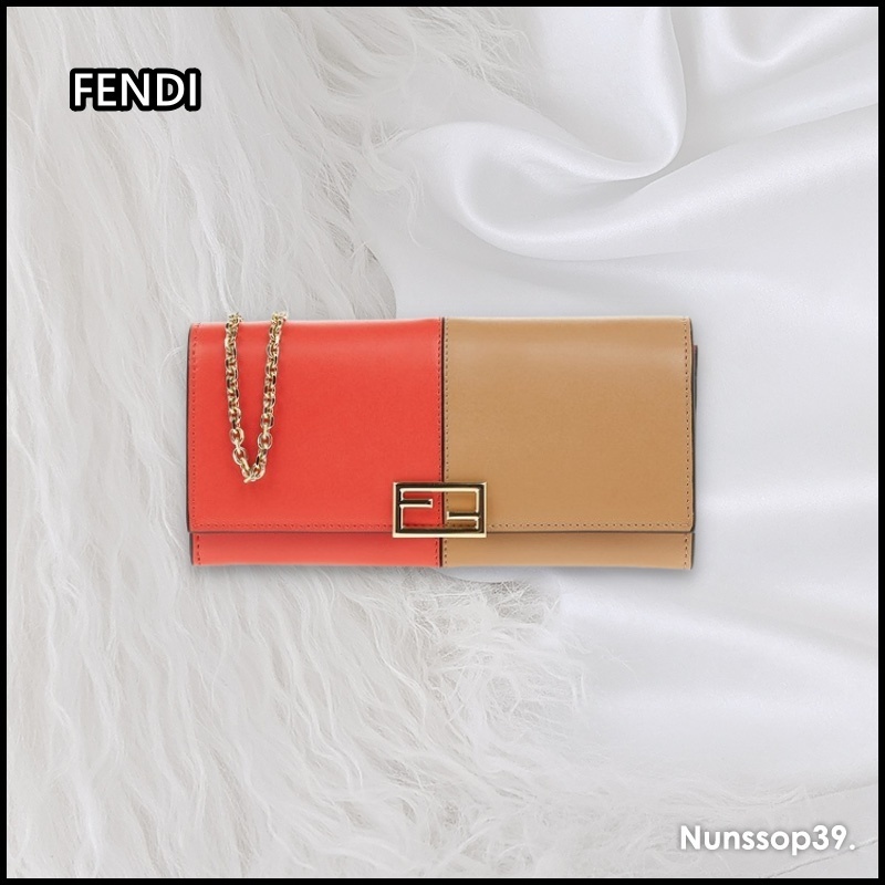 《FENDI》 8M0365 A1KS F1FVR チェーンウォレット