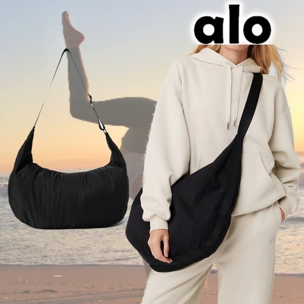 \"Alo Yoga\" シェルパ オム ザ ゴー スリング バッグ Om the Go Sherpa Om The Go Sling Bag - Black | Alo Yoga