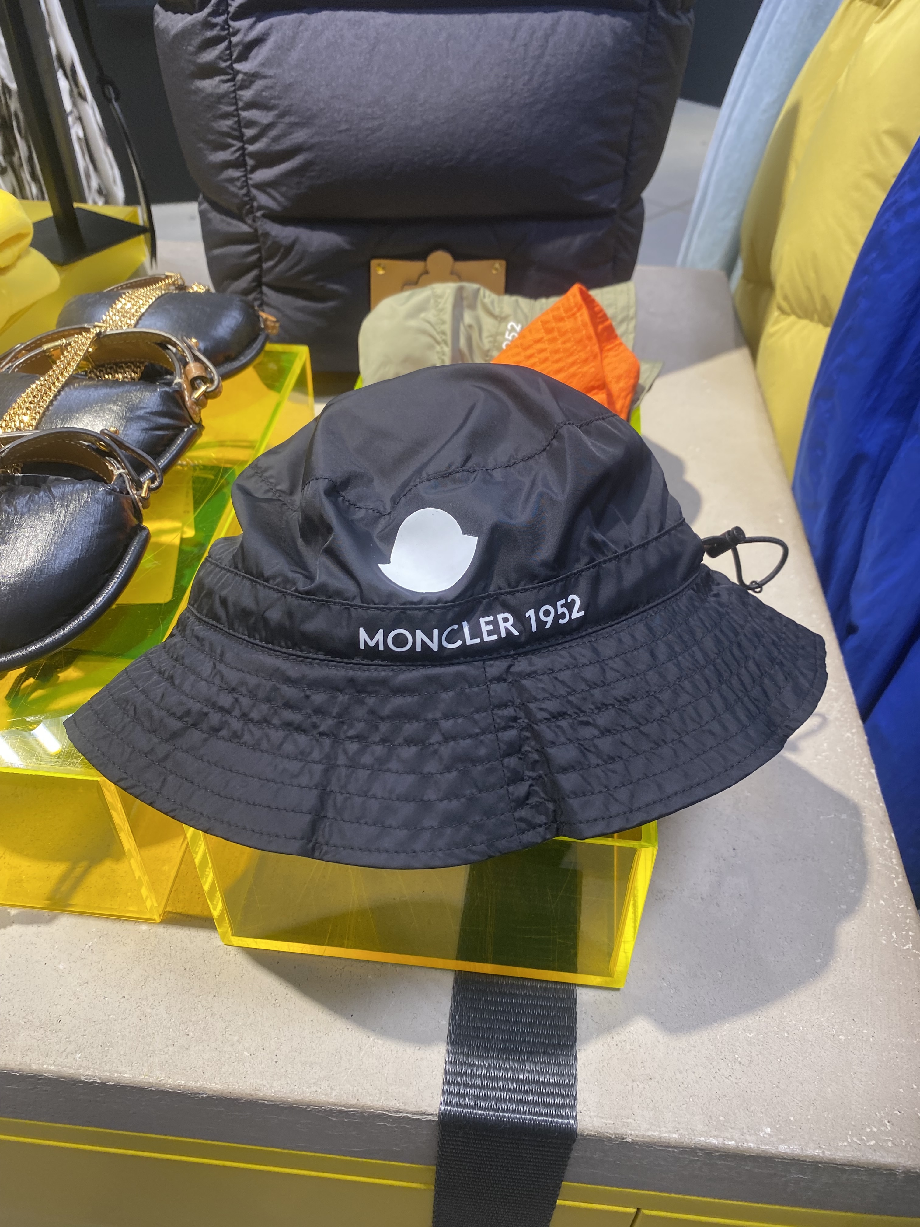 L MONCLER 1952 バケットハット 黒 モンクレール