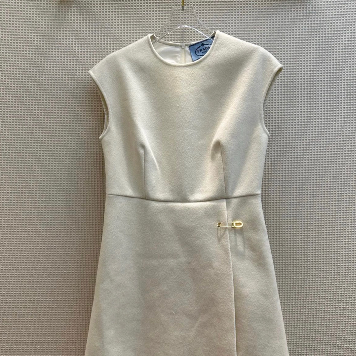 【入手困難】PRADA◆ウール ノースリーブ ミニワンピ ブローチ付 入手困難】PRADA◇ウール ノースリーブ ミニワンピ ブローチ付