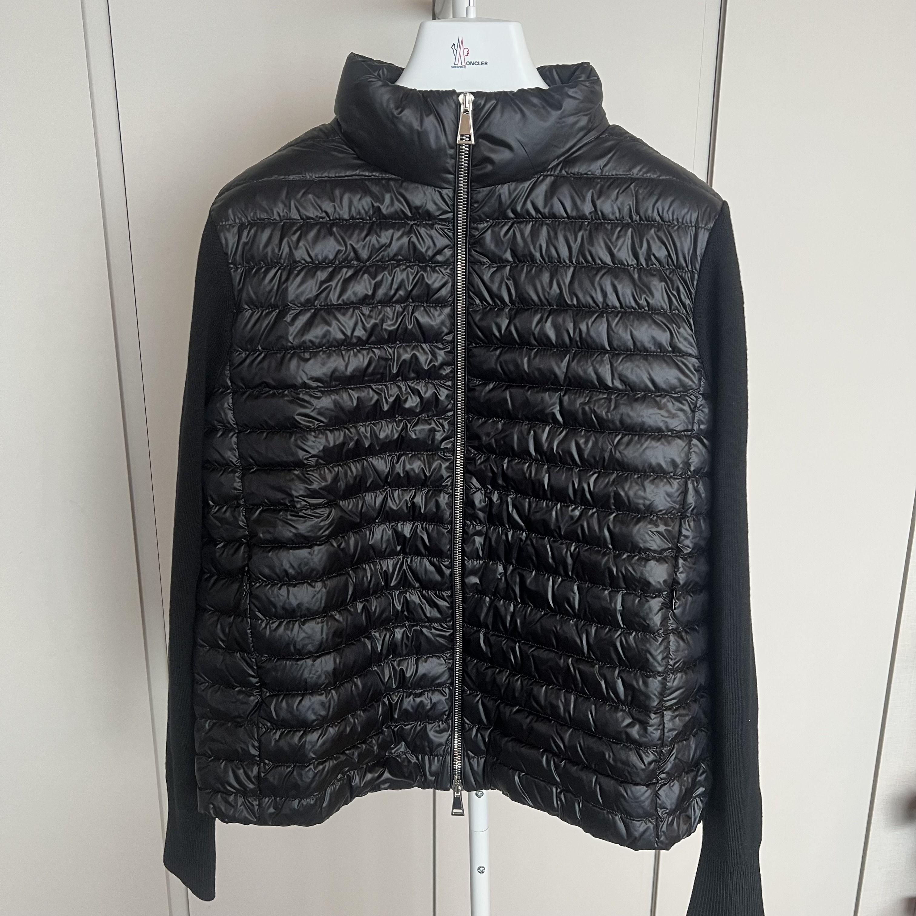 白ニットに♪ MONCLERモンクレール ロゴ パッド入りカーディガン
