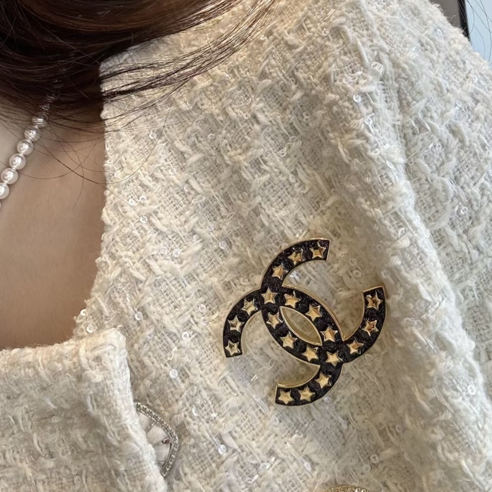 洋服や帽子につけてアレンジしたい♪】CHANEL ブローチ
