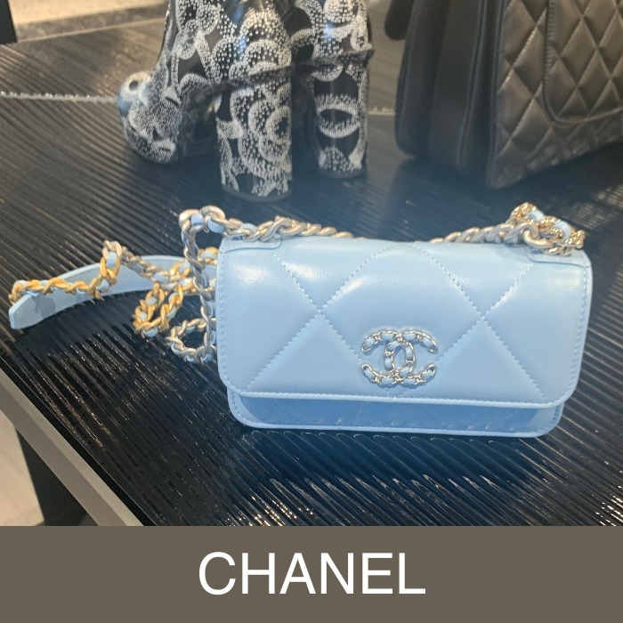 水色が冬にも映える【CHANEL】PHONE HOLDER WITH CHAIN ★19