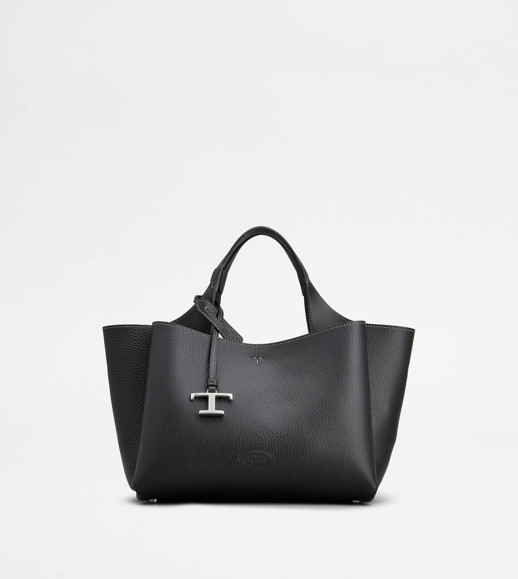 国内直営 **TOD’S ** レザー バッグ ミニ メタルペンダント付き 国内直営 **TOD'S ** レザー バッグ ミニ メタルペンダント付き