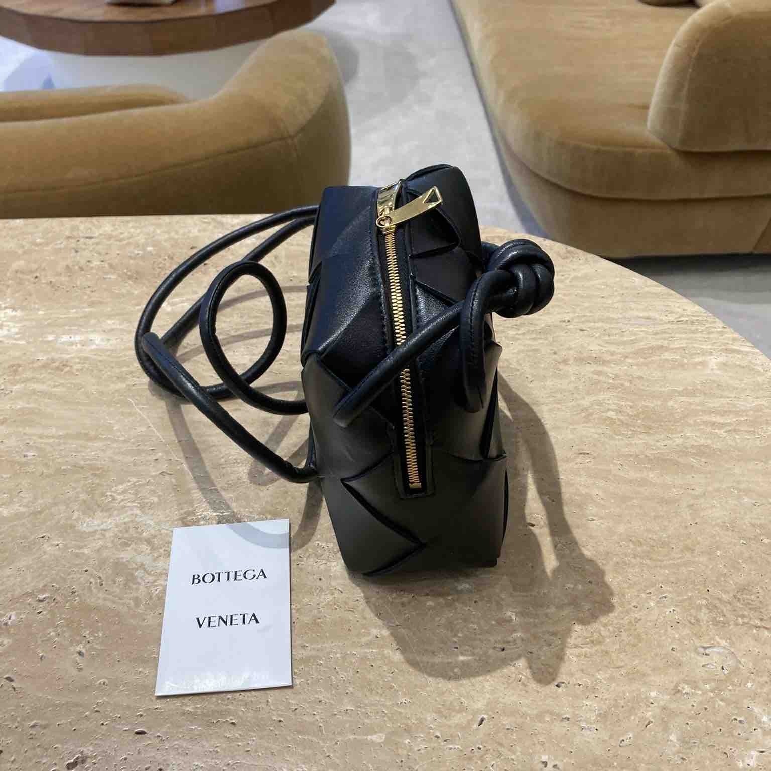 SALE《Bottega Veneta》ミニ カセット カメラバッグ★